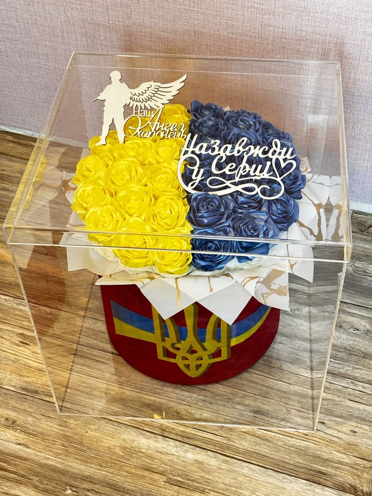 Квіти з атласної стрічки в кубі та плівці