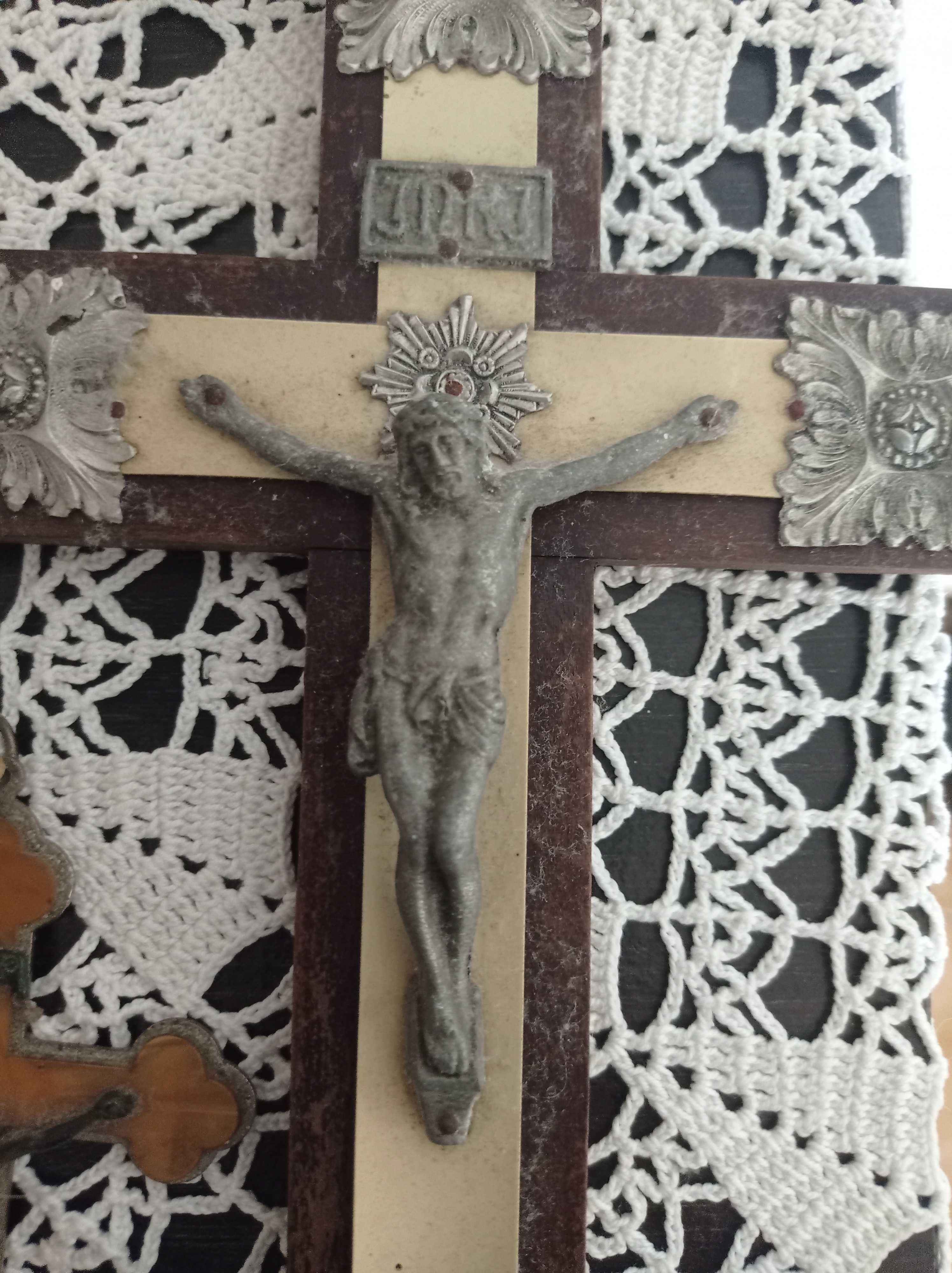 Crucifixos com muitos anos
