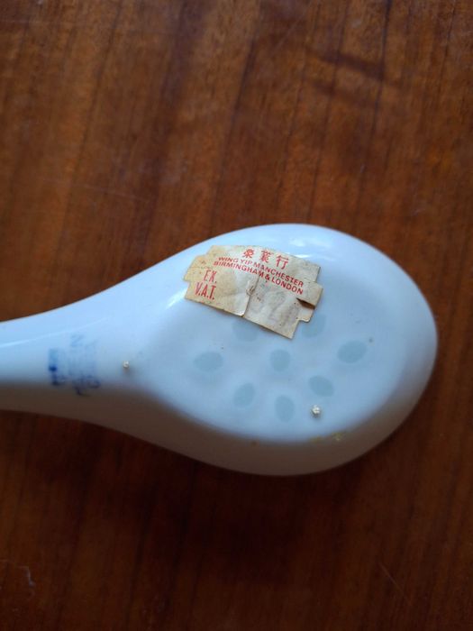 Colheres "finger food" em porcelana.