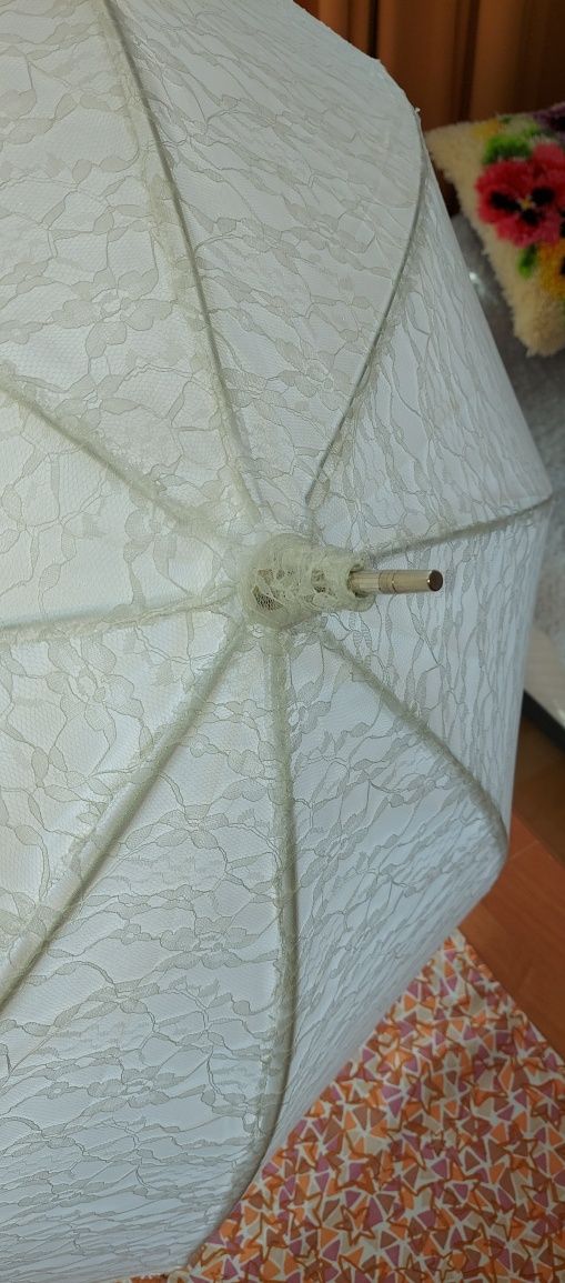 Biały parasol na ślub