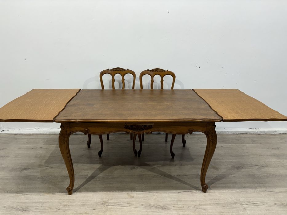Piękny dębowy stół z krzesłami w stylu ludwikowskim