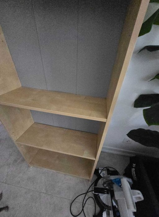 Estante bege e cinza de fundo