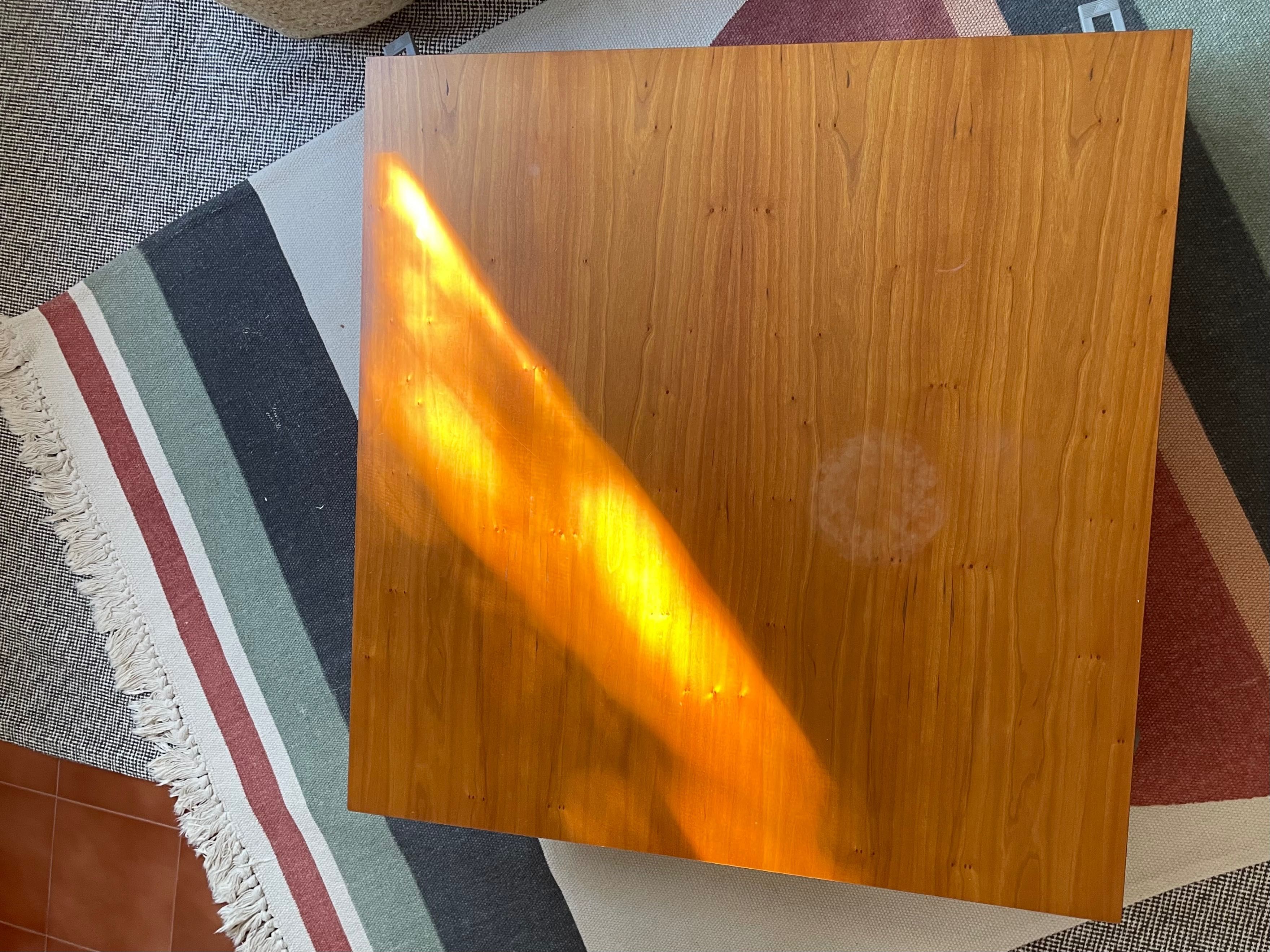 Mesa de centro de madeira com rodas (baixa)