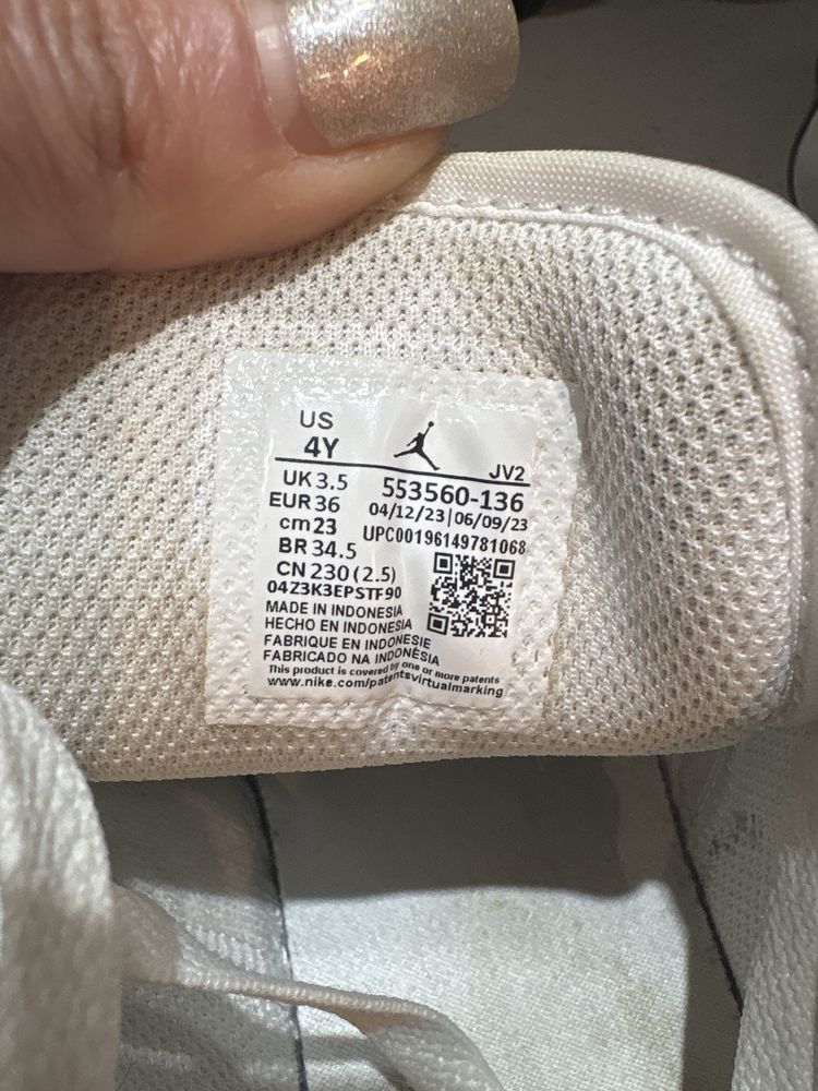 Tenis Air Jordan brancos 36