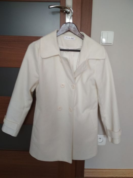 Biały płaszcz w rozmiarze L/M