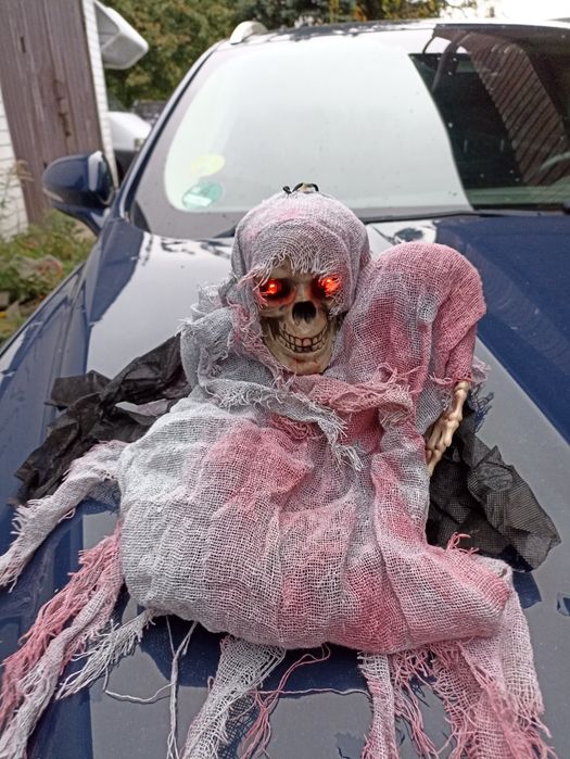 Czaszka szkieletora na halloween jest podświetlana i wydaje dziwięki