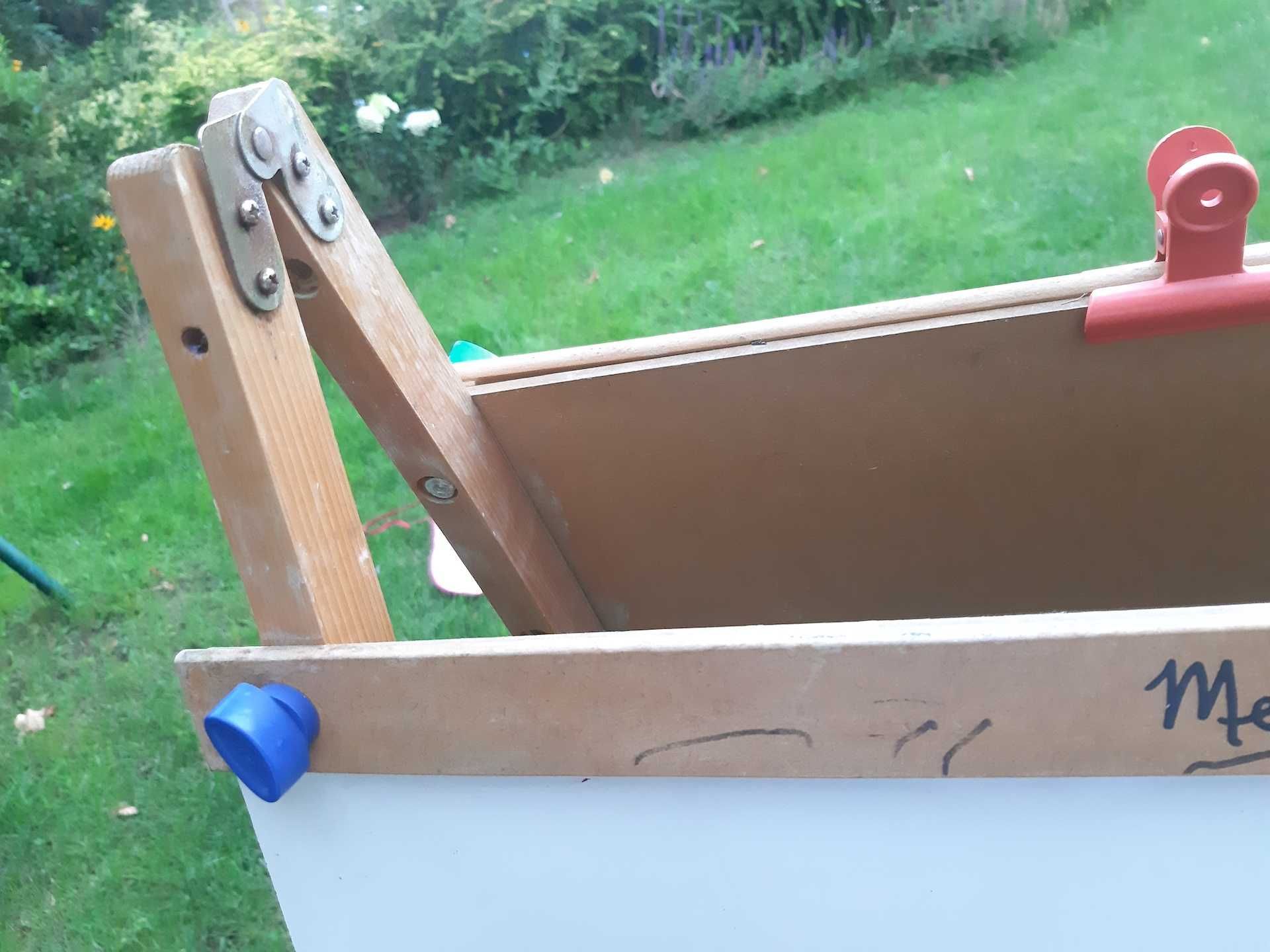 Tablica i sztaluga z regulacją Melissa&Doug plus fartuszek Rex