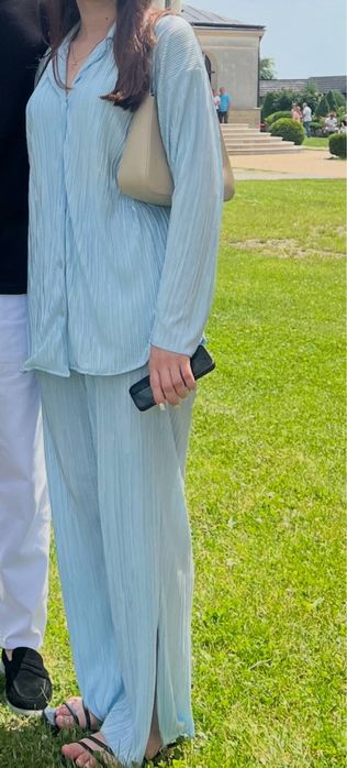 Голубий костюм від Twice