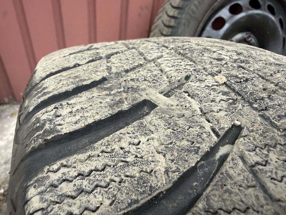 Stalowe felgi z oponami zimowymi plus kołpaki skoda