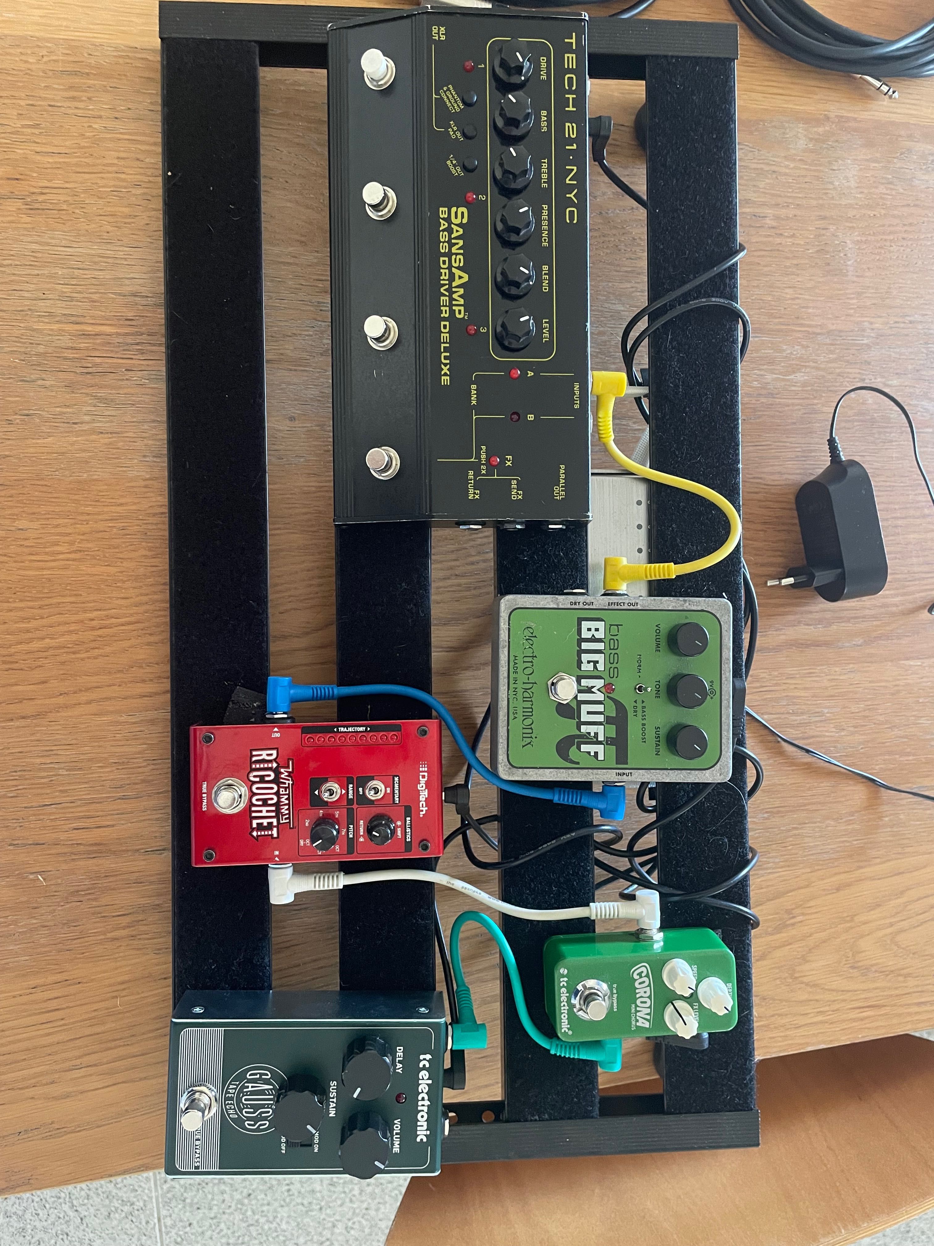 Pedalboard de baixo - sans amp, big muff, whammy, corona, gauss