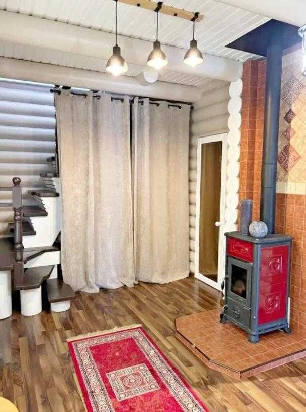 Продам 2-х поверховий дерев'яний екодом з кап. ремонтом в с. Пісочин.