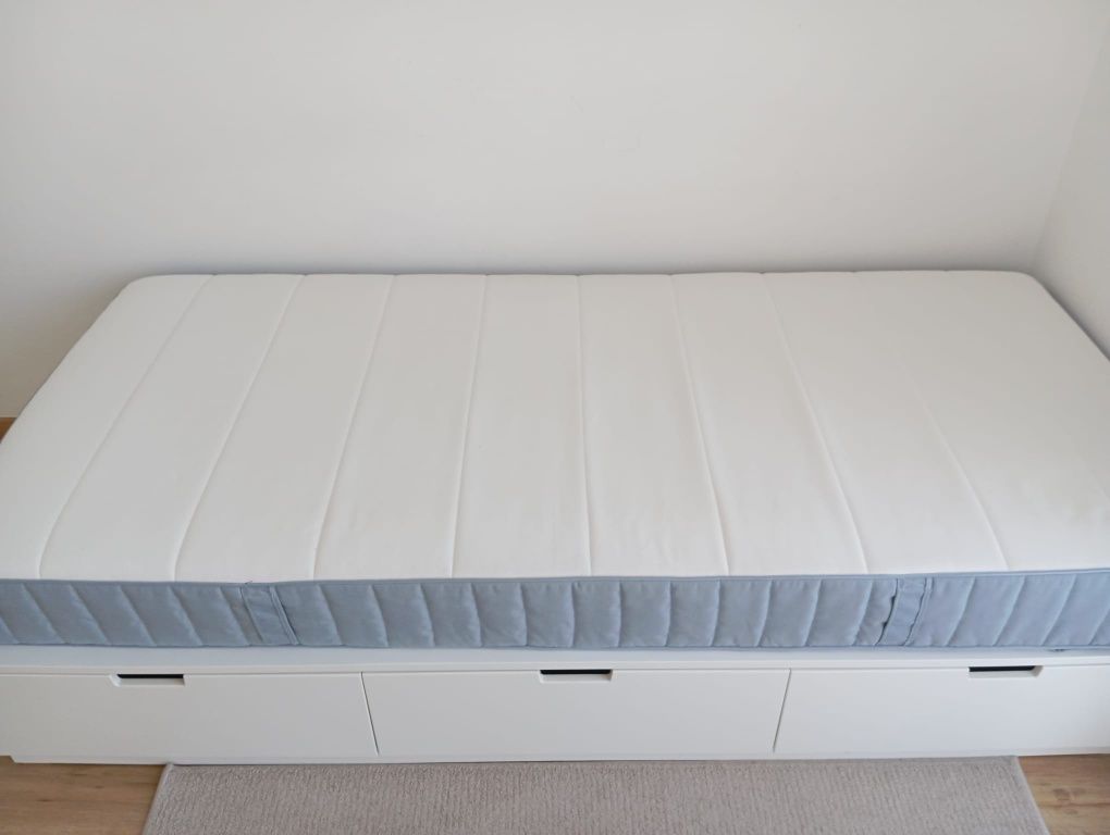 Cama com colchão incluído
