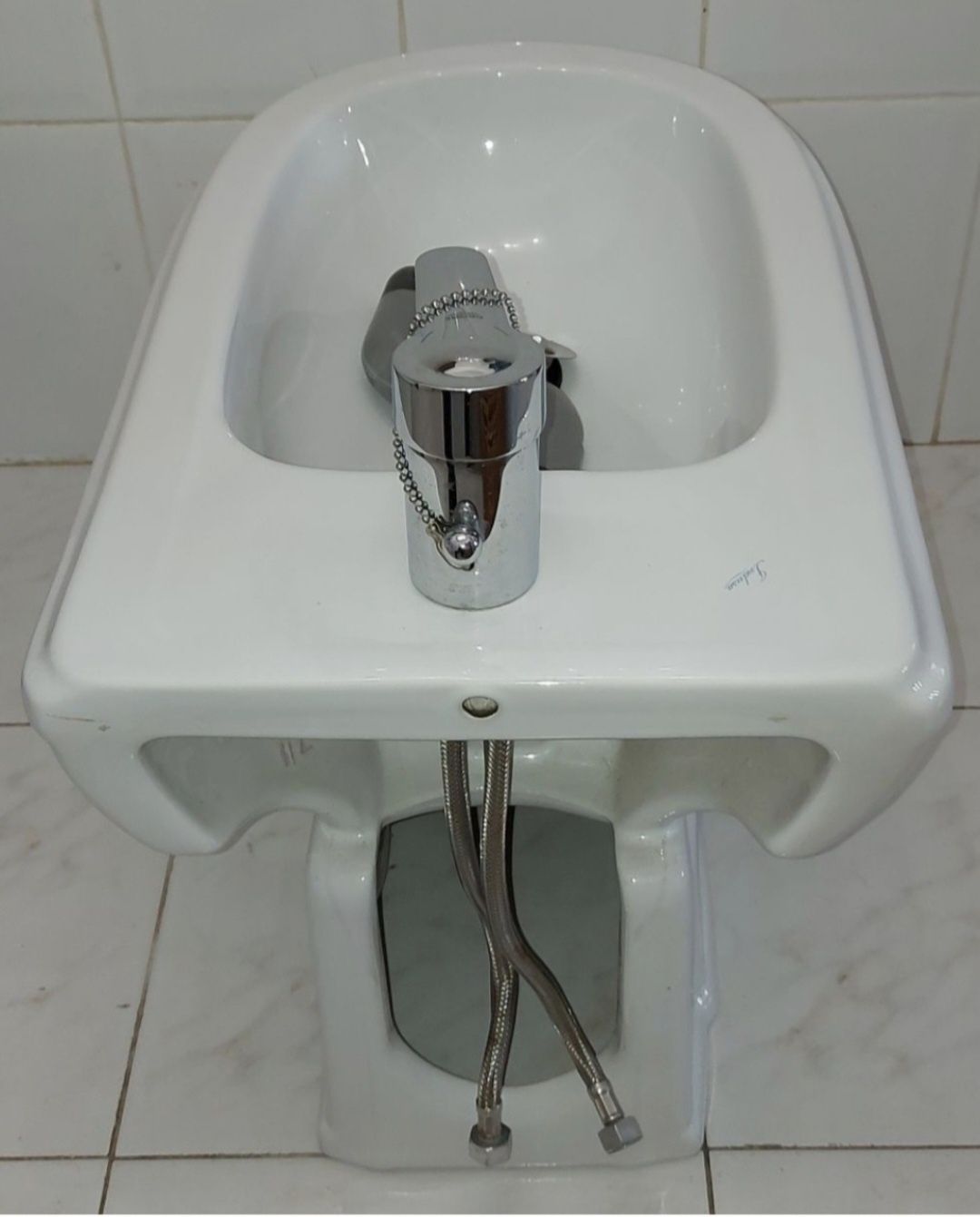 Bidé c/ torneira Grohe e/ou necessário casa de banho e/ou seca toalhas