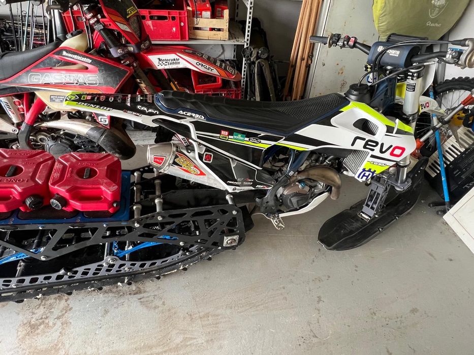 Husqvarna FC450 z 2020 roku na kołach