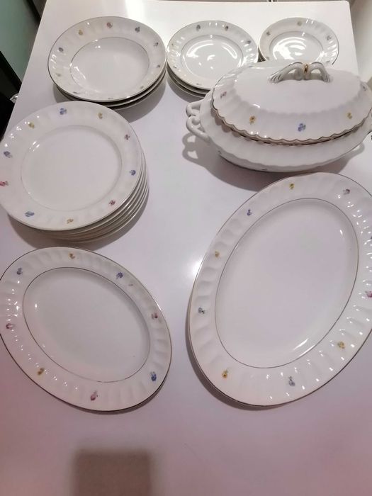 Lote de terrina, pratos e travessas S. P. Coimbra