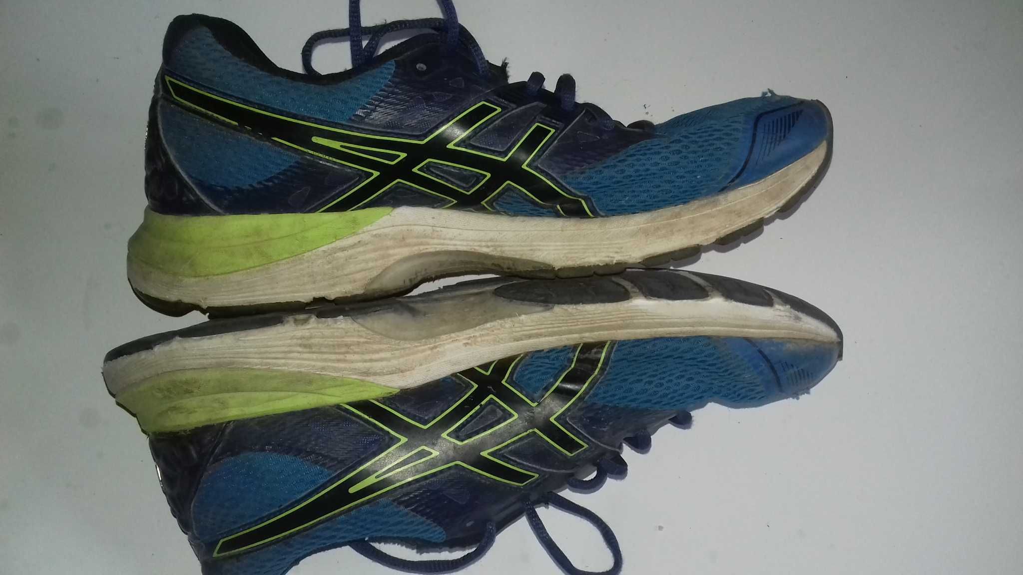 Продам оригінальні спортивні кросівки для бігу ASICS Gel-Nimbus 21