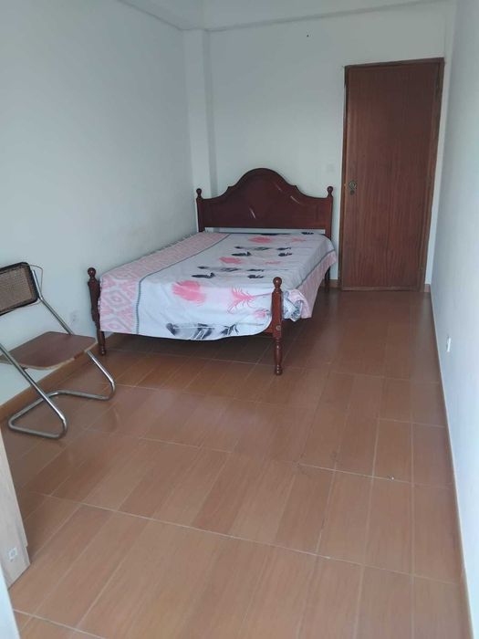 Quarto  para arrendamento no Forte da Casa