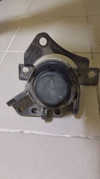 Dg93-6F012-GB подушка двигуна