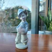 Porcelanowa figurka GDR chłopiec z sercem