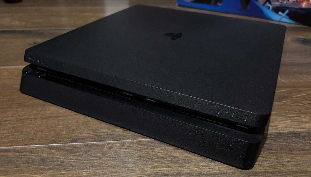 Konsola Sony Playstation 4 slim + dwa pady + gra oryginalny komplet