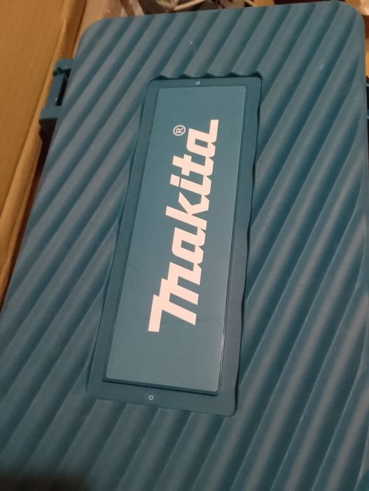 Акумуляторні болгарка, шуруповерт у кейсі, виробник Makita