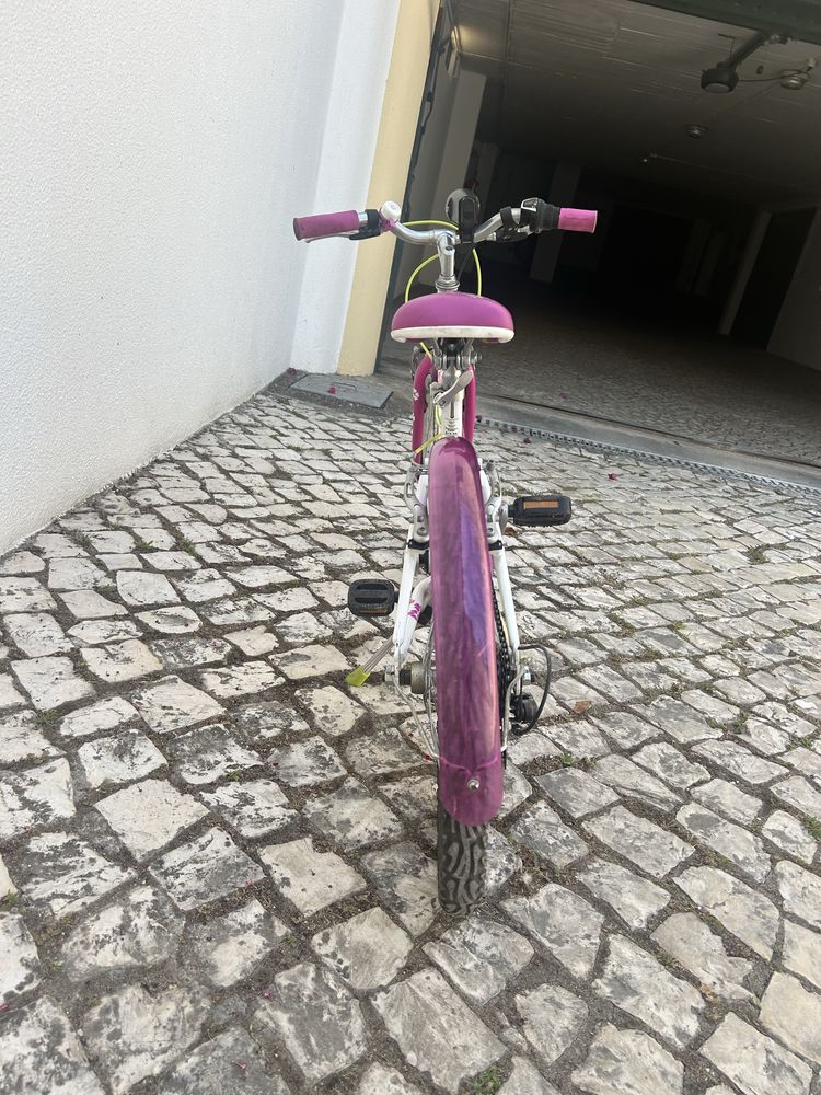 Bicicleta de criança cor de rosa