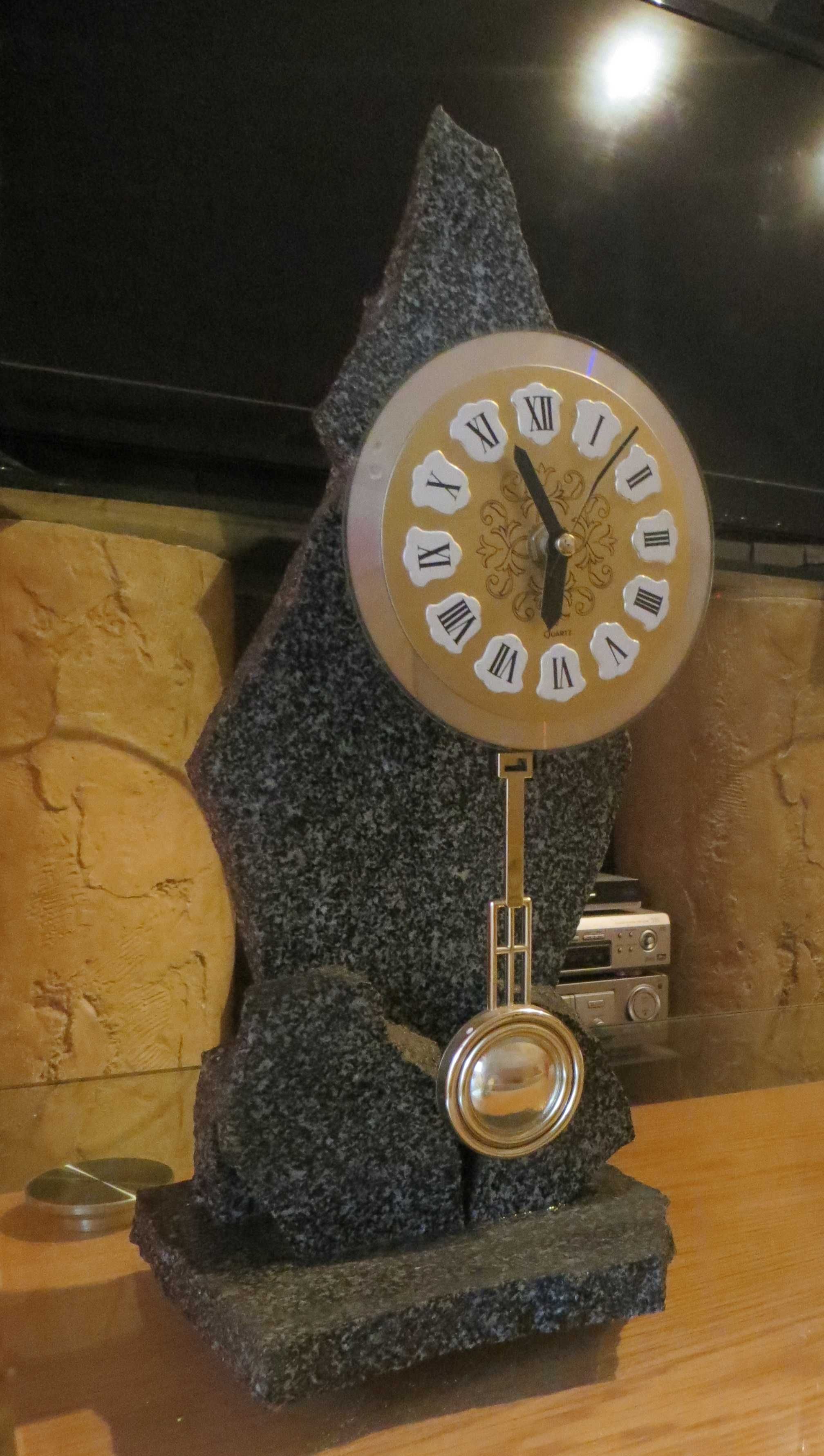 Relógio analógico  mostrador numeração, em escultura esculpida granito