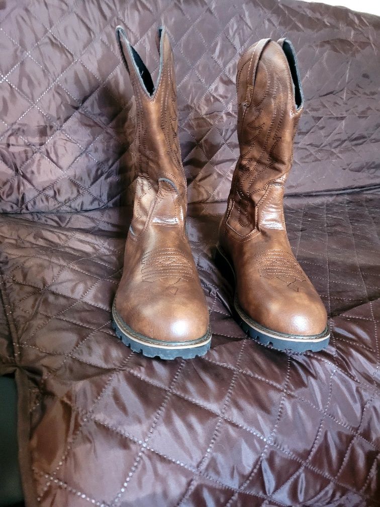 Botas novas em pele tamanho 41.