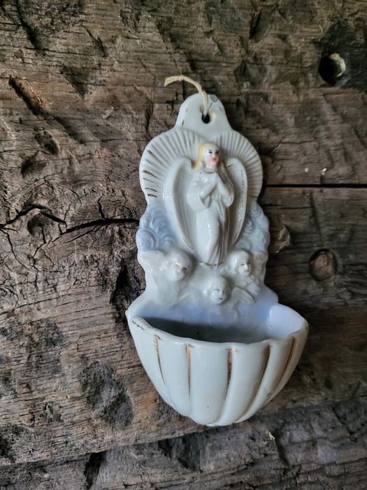 Porcelanowa kropielnica Anioł