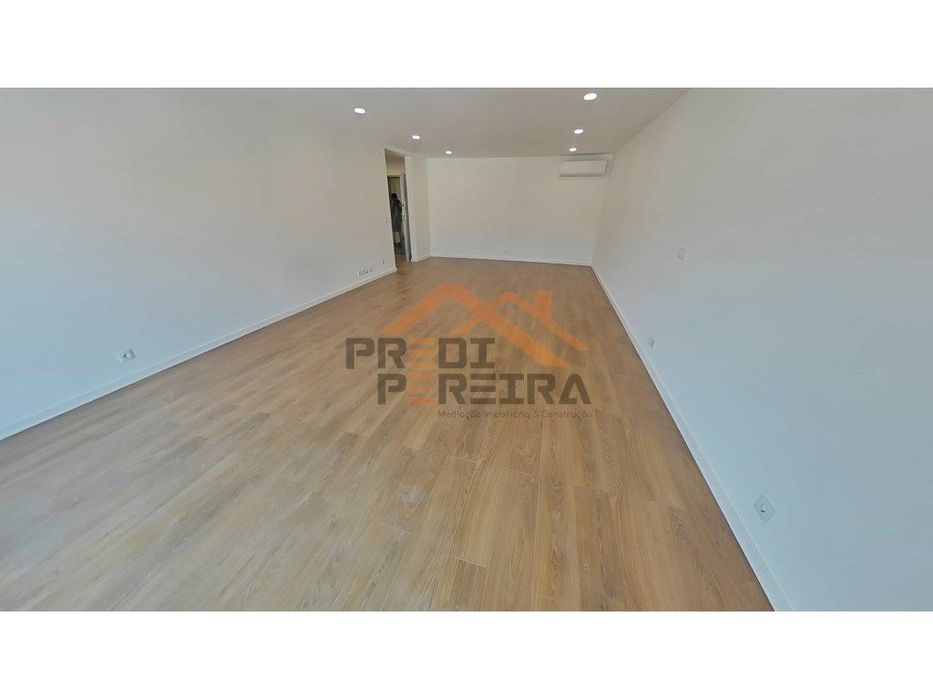 T3 com varanda de 12 m2., 2 parqueamento lado a lado e arrecadação ...