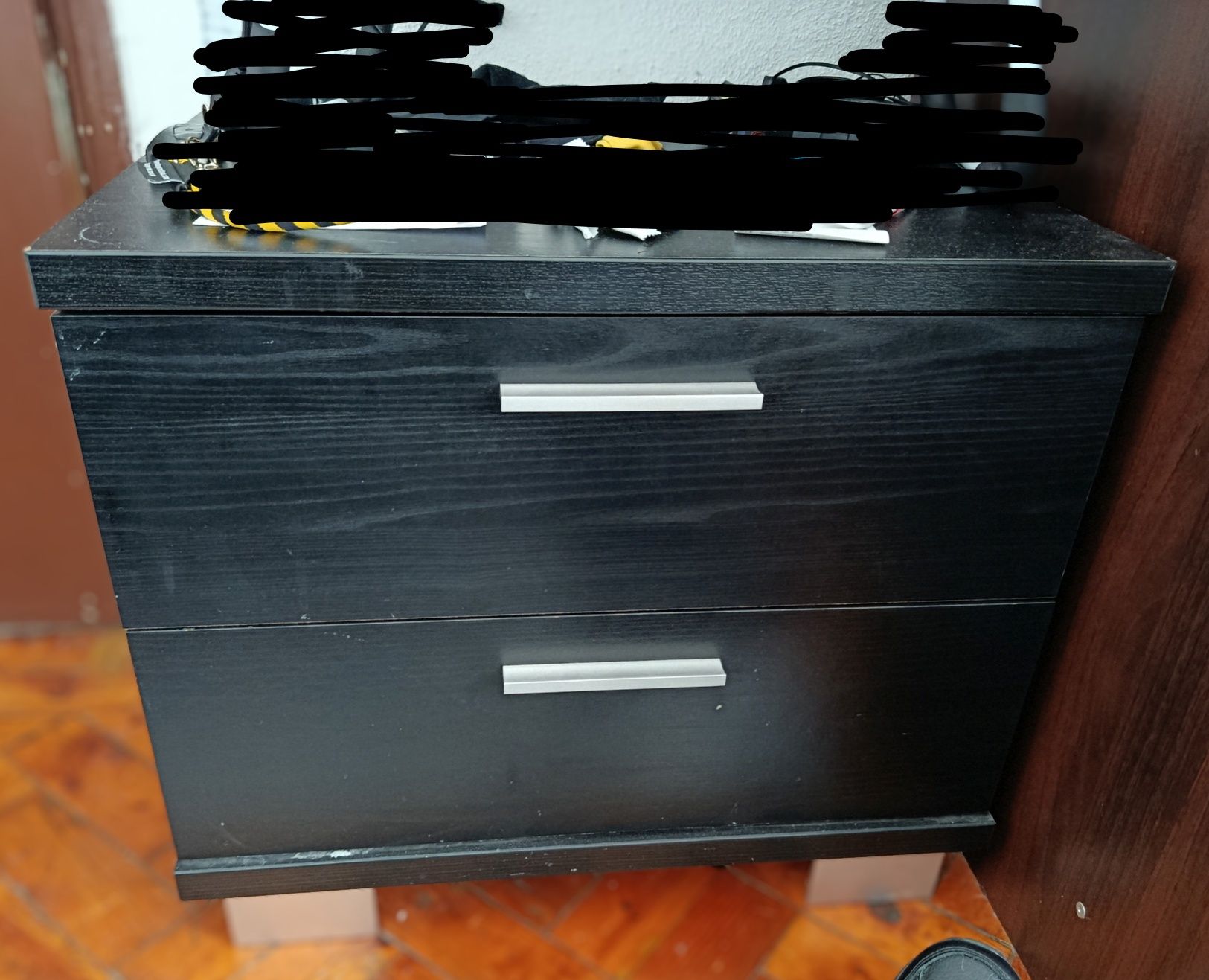 Cama, colchão e mesa de cabeceira
