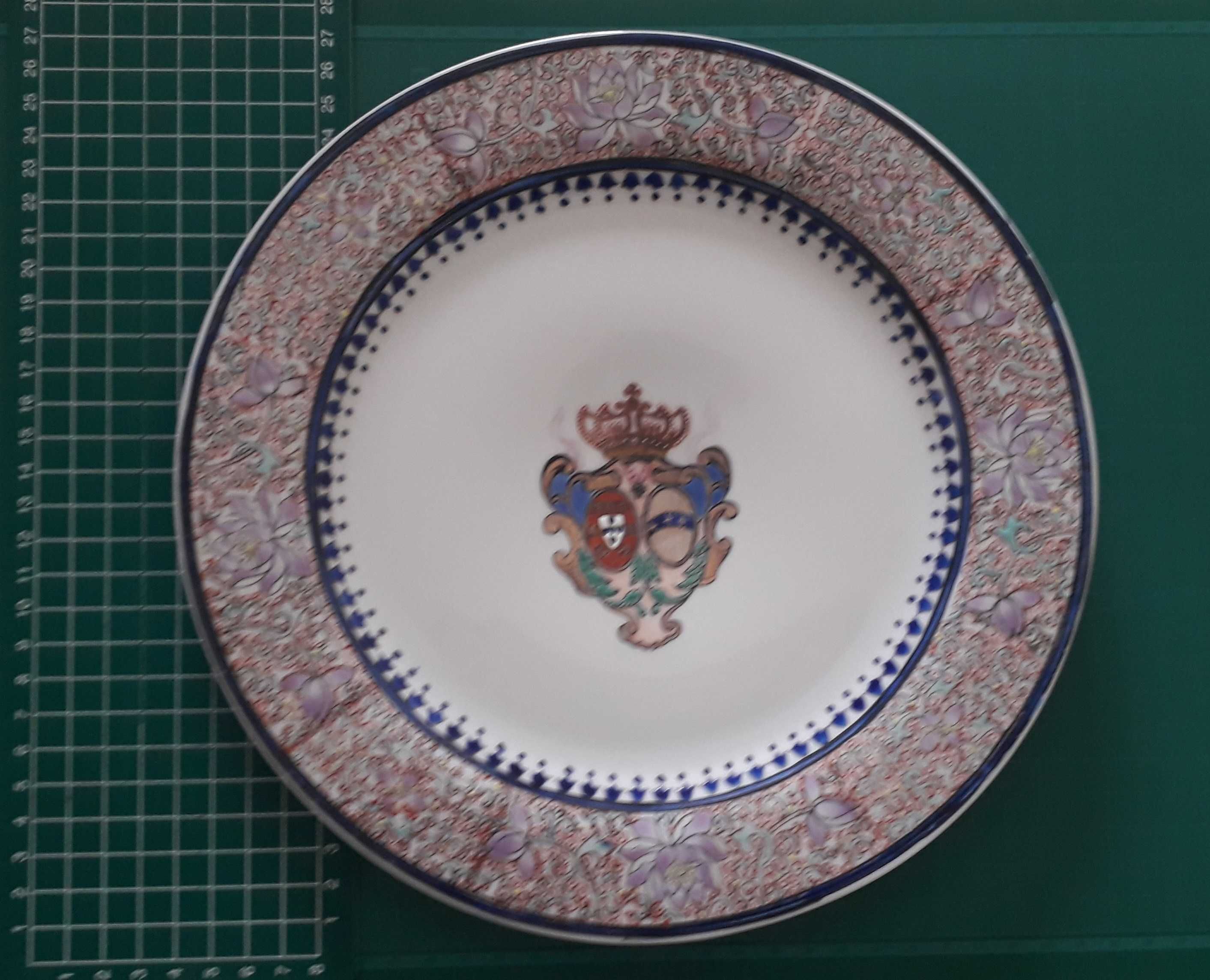 Prato de Porcelana Chinesa com decoração policromada com Brasão e ...