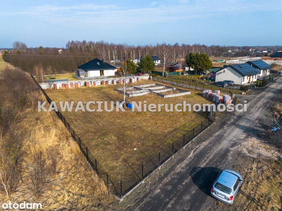 Działka we wsi Wąwał z rozpoczętą budową