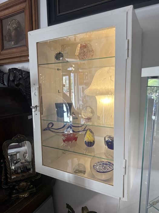 Piekna metalowa szafka apteczna