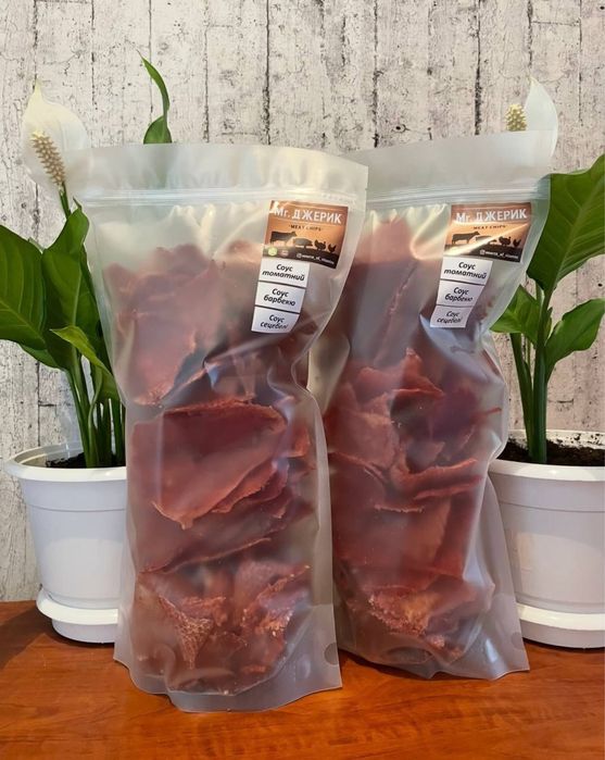 М'ясні джерки. Курячі чіпси. В’ялене м’ясо Снеки. Кабаноси