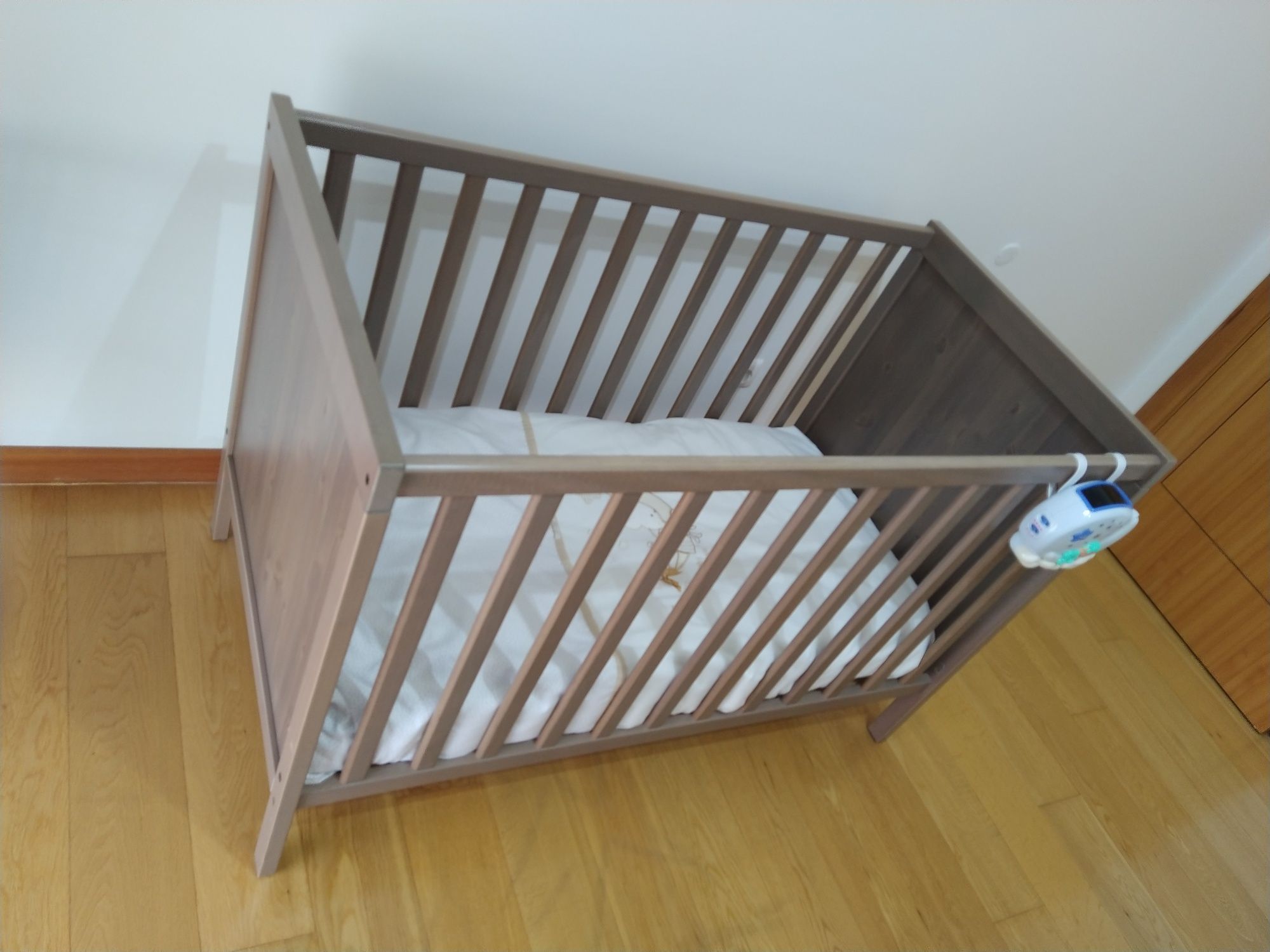 Cama para bebé com colchão