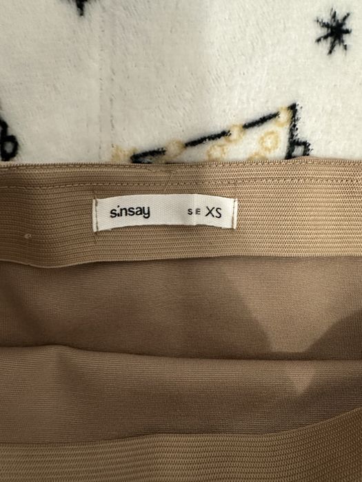 Спідниця бежевого кольору