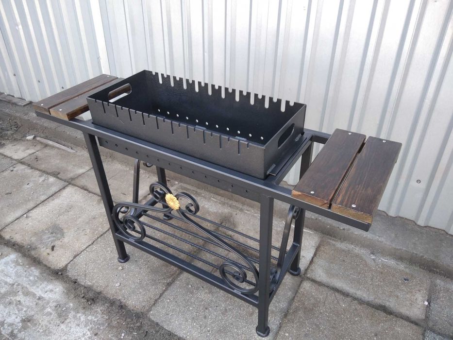 мангал стаціонарний на стійках з дерев'яними поличками/кочорга/шампура
