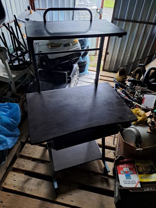 Fajne biurko z polka na metalowym stelazu 140 cm wysokie ze stolikiem