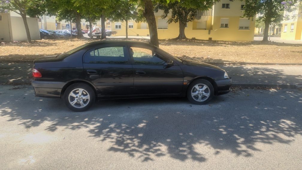 Toyota Avensis Preto