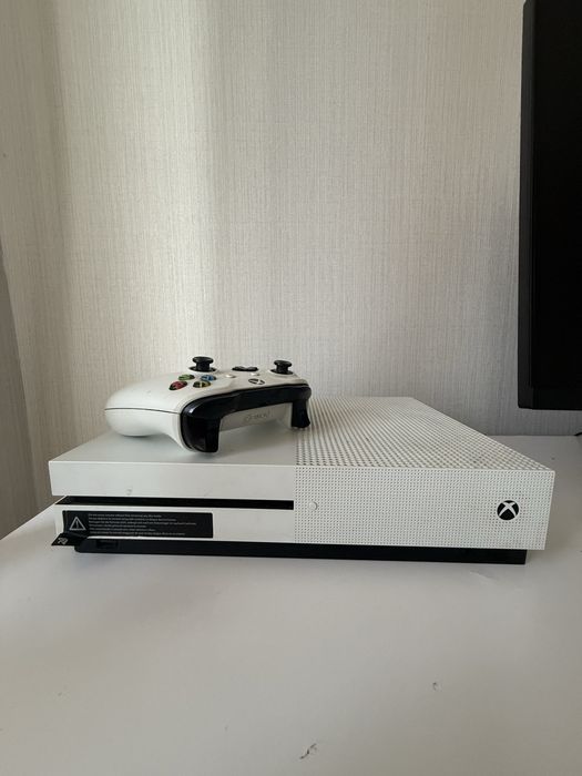Xbox One S в хорошем состоянии с джойстиком