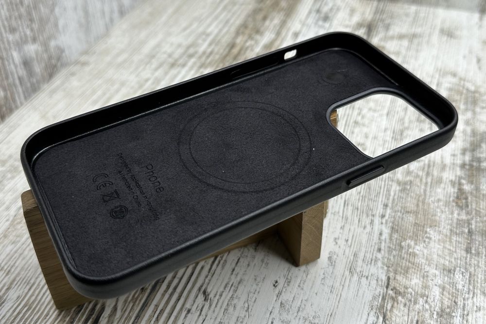 Чехол кожа Leather Case MagSafe на iPhone 13 Pro. Анимация