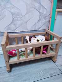 Игрушечная деревянная кроватка