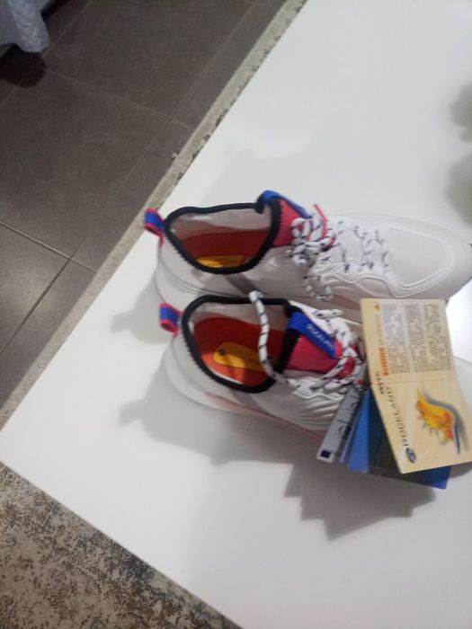 Sapatilhas de mulher nunca usadas