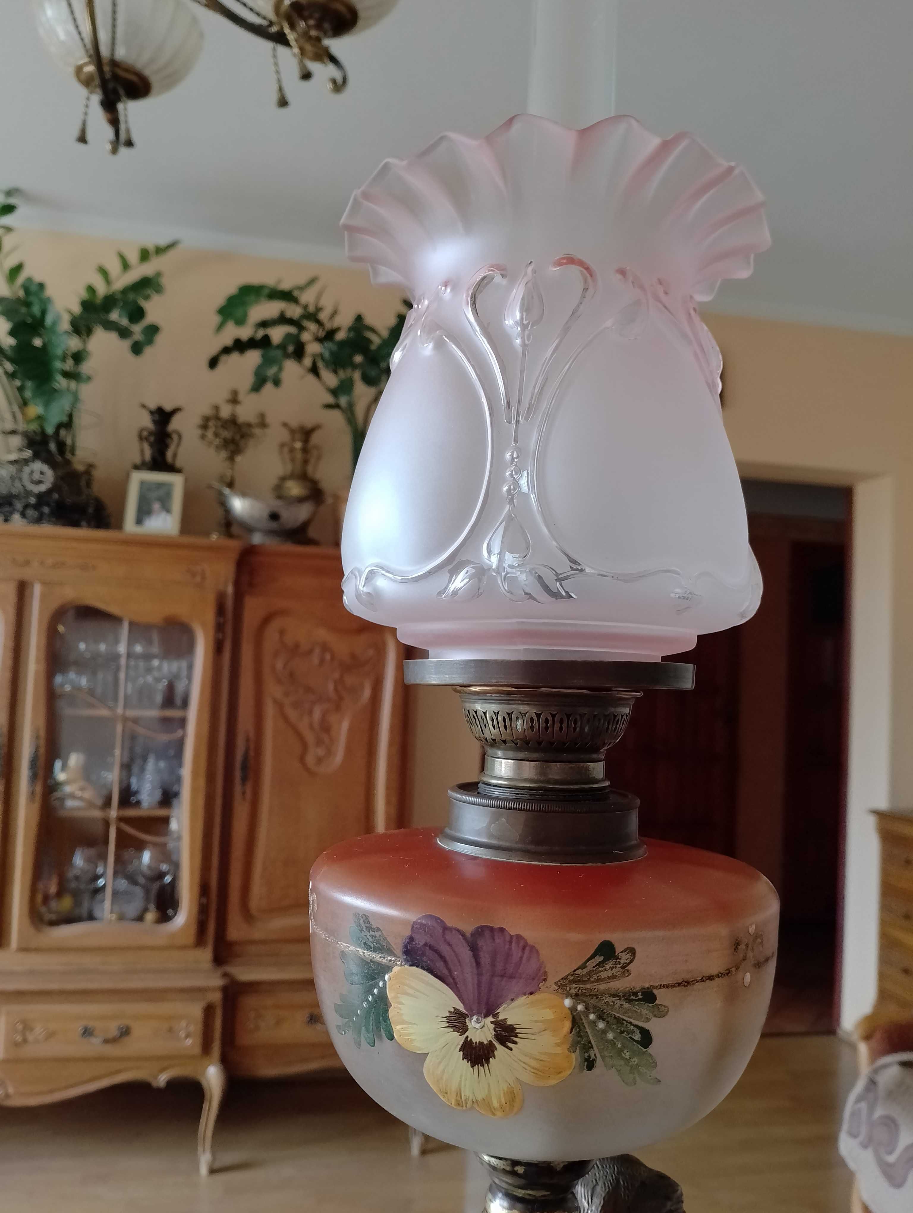 Piękna figuralna lampa naftowa z brązu.