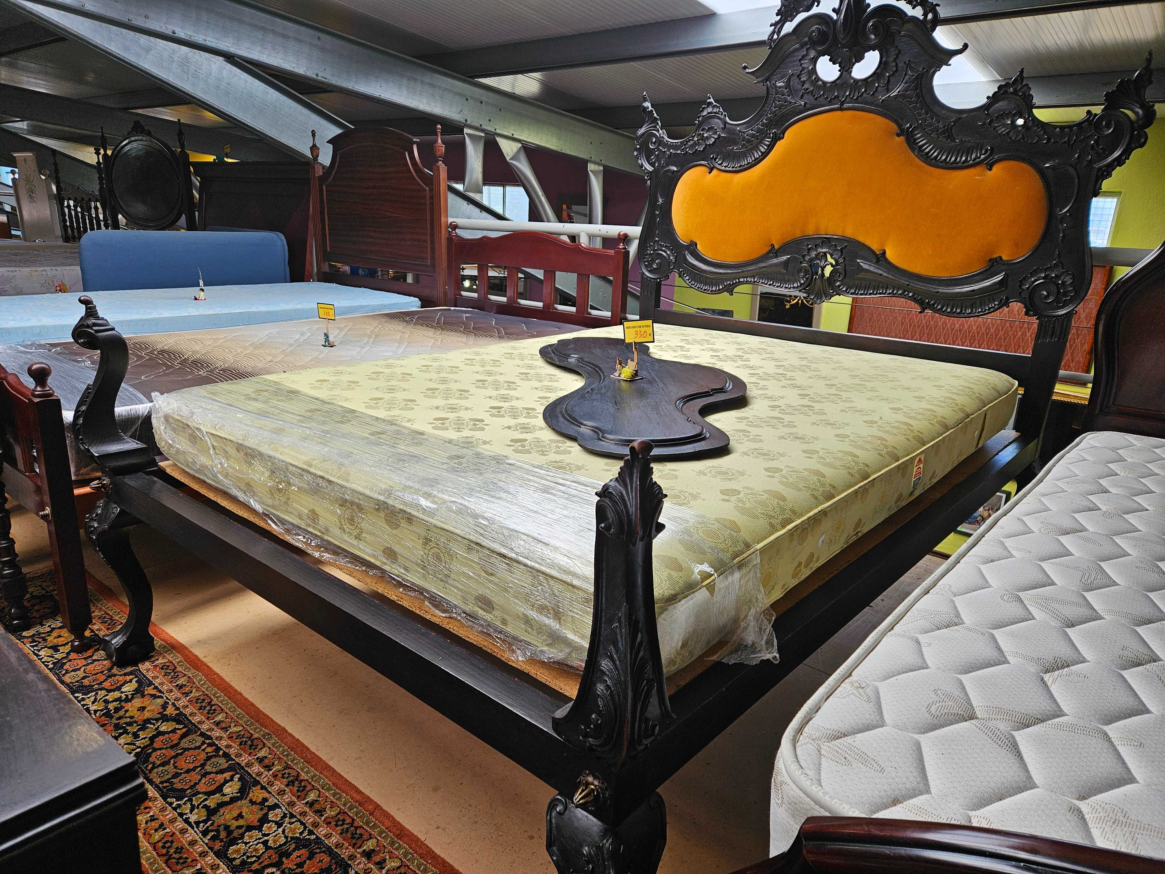 Cama antiga em madeira maciça com estrado e colchão - Muito bo