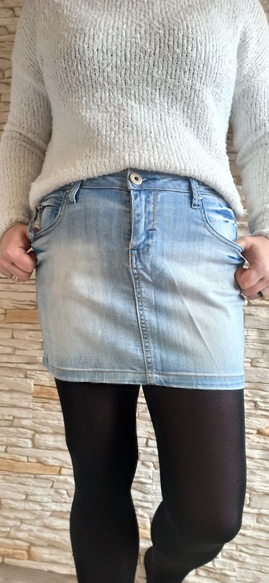 Spódnica spódniczka mini dżinsowa jeans kolor jasny niebieski.