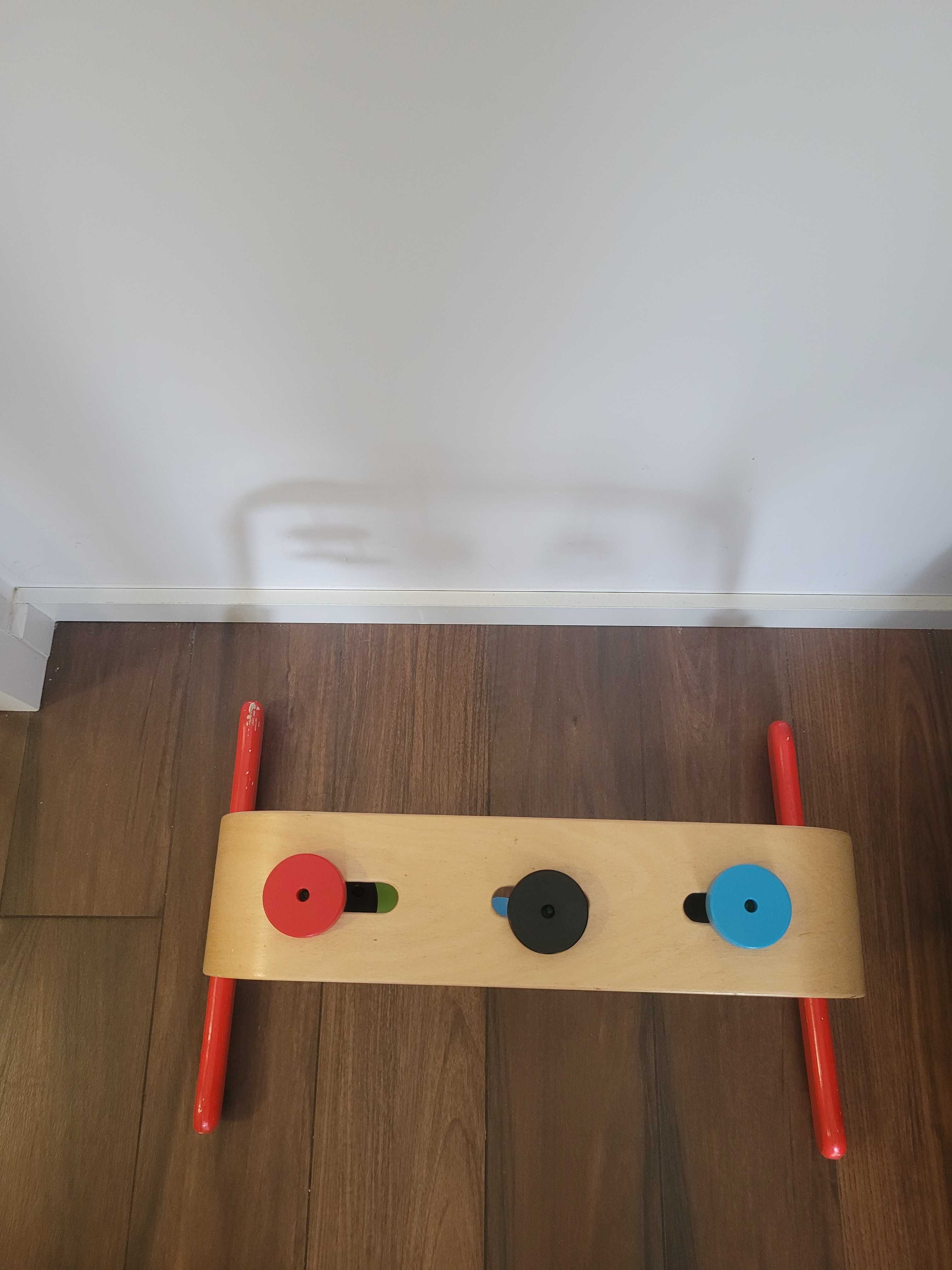 Stojak z zabawkami IKEA dla niemowląt