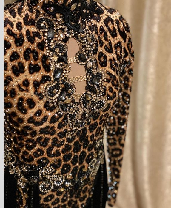 Женское платье для бальных танцев латина.