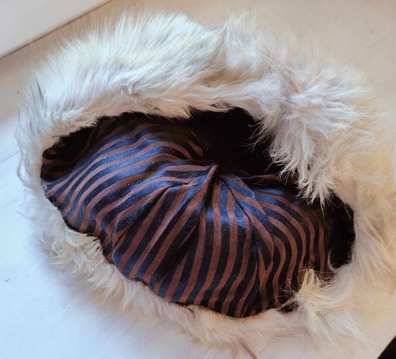 Czapka ze skóry naturalnej z lisem.